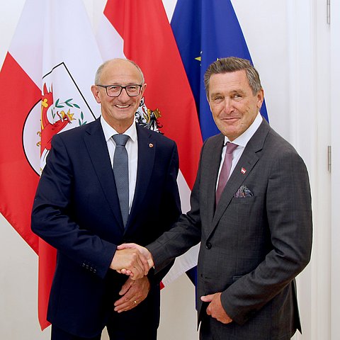 Zwei Menschen schütteln sich die Hände.