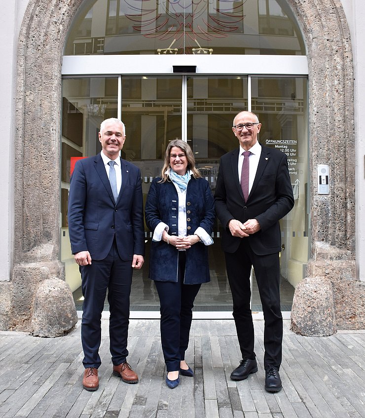 Gruppenfoto mit Bezirkshauptmann Michael Kirchmair, der neuen Seefelder Bürgermeisterin Andrea Neuner und Landeshauptmann Anton Mattle 