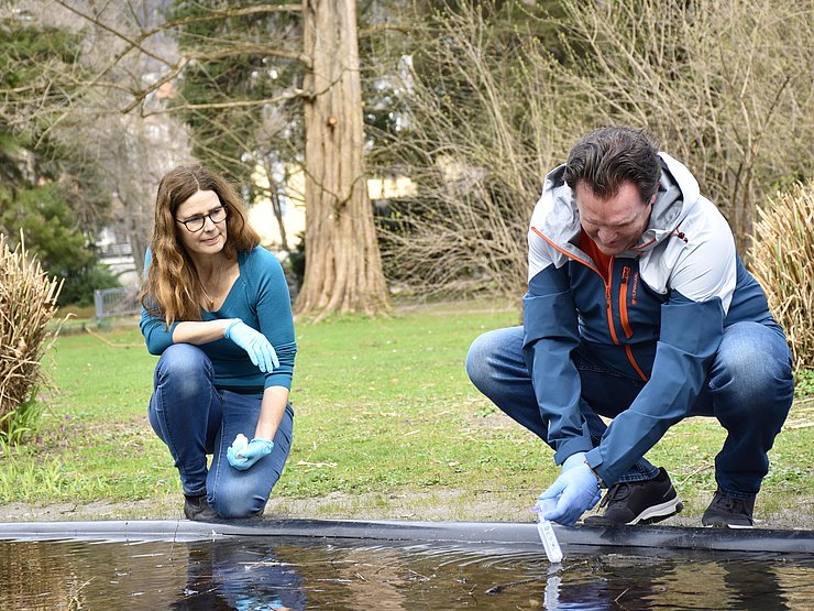 © Land Tirol/Knabl Wallinger und ZUmtobel am Ufer eines Teichs