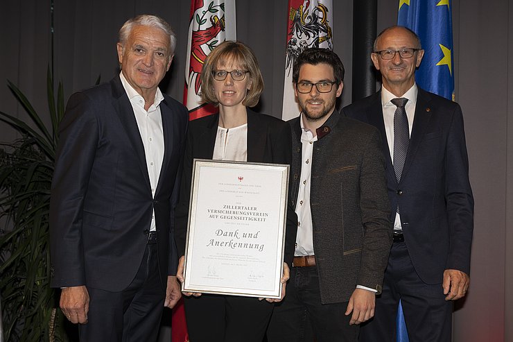 LR Mattle mit den VertreterInnen des Zillertaler Versicherungsvereins auf Gegenseitigkeit.