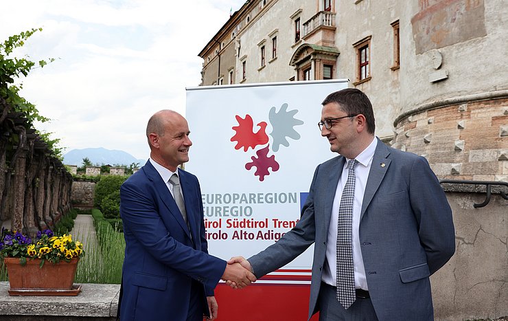 © Euregio/Matteo Rensi Fugatti schüttelt Gianmoena die Hand