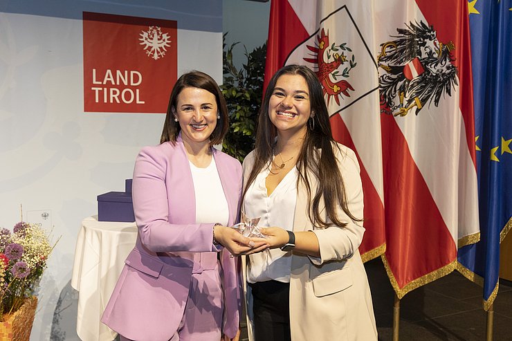 © Land Tirol/Die Fotografen Arbeits- und Jugendlandesrätin Astrid Mair gratulierte Elena Gremer zum "Lehrling des Jahres 2022".