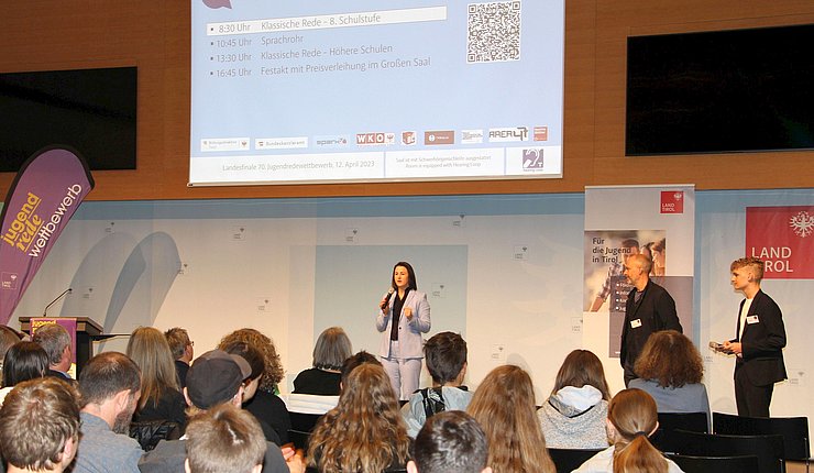 Jugendlandesrätin Astrid Mair: „Es ist beeindruckend, mit welchem Mut und Engagement die jugendlichen Rednerinnen und Redner heute vor die Jury und das Publikum getreten sind." 