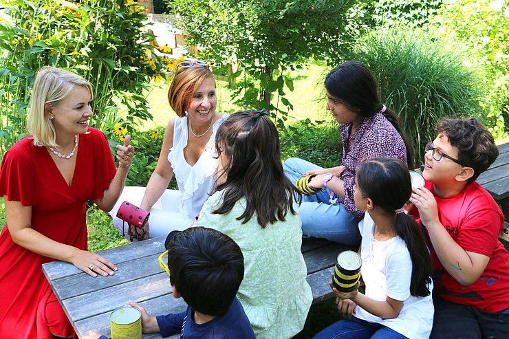 LRin Fischer und Stadträtin Mayr mit den Kindern im Garten