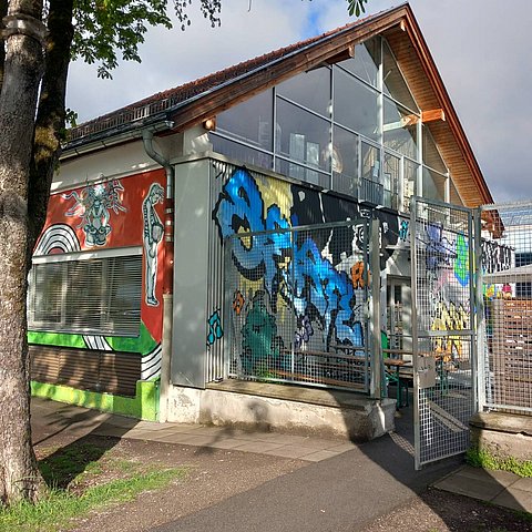 Ausenaufnahme von Nikado: ein Haus mit Graffiti bemalen 