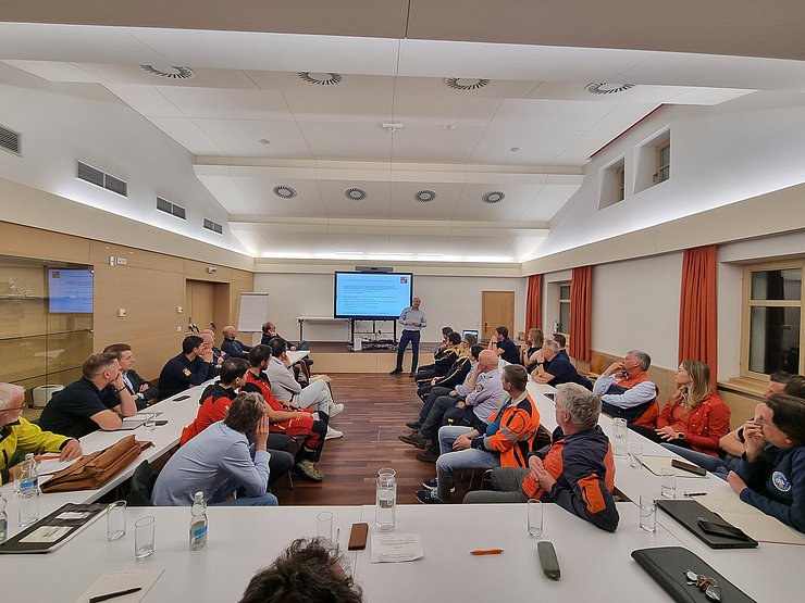 Mehrere Personen versammeln sich für einen Austausch