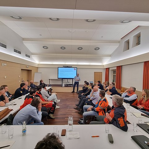 Mehrere Personen versammeln sich für einen Austausch