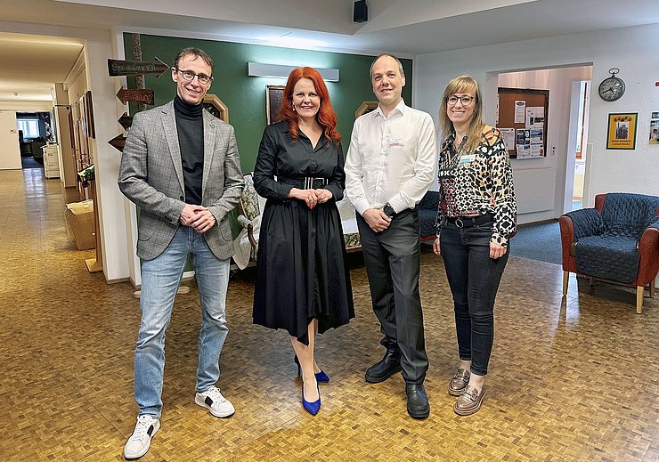 © Land Tirol Landesrätin Hagele steht mit zwei Herren und einer Frau in einem Gang.