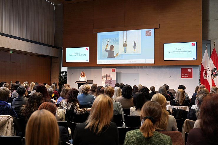© Land Tirol/Dorfmann Voller Saal - Blick über Köpfe hinweg auf Bühne