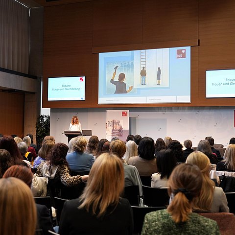 Voller Saal - Blick über Köpfe hinweg auf Bühne