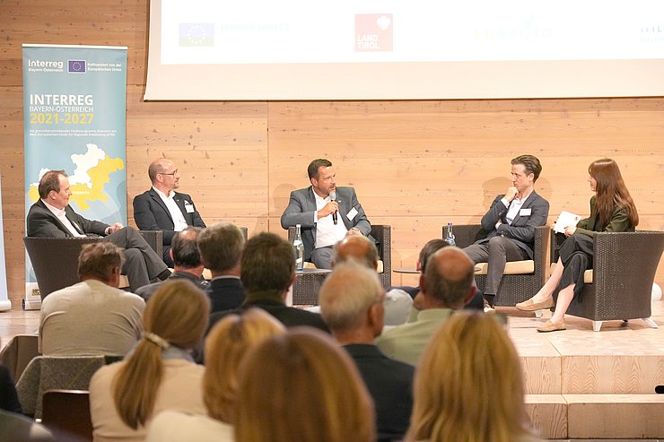 Zukunftsforscher Andreas Reiter, Tourismuslandesrat Mario Gerber, Mitglied des bayerischen Landtags Thomas Holz und Geschäftsführer der Region Seefeld Elias Walser im Austausch.