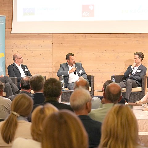 Zukunftsforscher Andreas Reiter, Tourismuslandesrat Mario Gerber, Mitglied des bayerischen Landtags Thomas Holz und Geschäftsführer der Region Seefeld Elias Walser im Austausch.