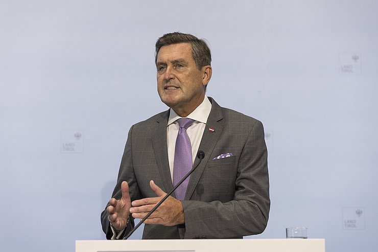 BM Peter Hanke betonte, dass eine Plattform eingerichtet werden soll, die die Verkehrsbetreiber Österreichs, Deutschlands, Italiens und der Schweiz zusammenbringen soll.