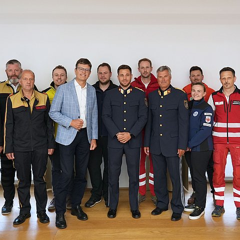 Gruppenfoto/ einige Personen in Uniform