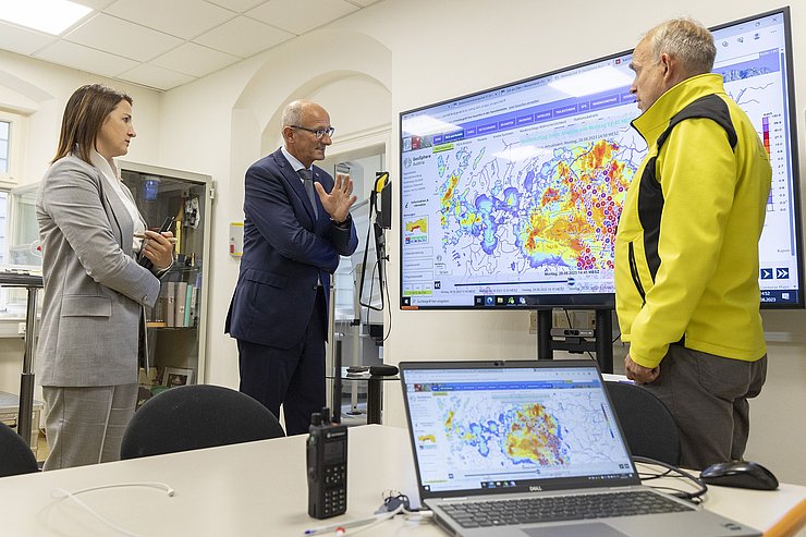 © Land Tirol/Die Fotografen Landesrätin Mair und Landeshauptmann Mattle mit Elmar Rizzoli in der Landeswarnzentrale