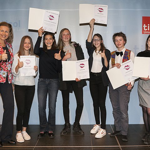 Jugendlandesrätin Patrizia Zoller-Frischauf mit den Siegerinnen beim letzten Landesfinale des Jugendredewettbewerbs im Jahr 2019. 