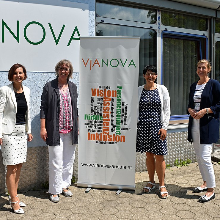 © Land Tirol/Huldschiner Von links. Landesrätin Fischer mit Vianova-GFin Angela Woldrich, Pädagogische Leiterin Ruth Vogler und Elfriede Traxler von der BH Reutte.