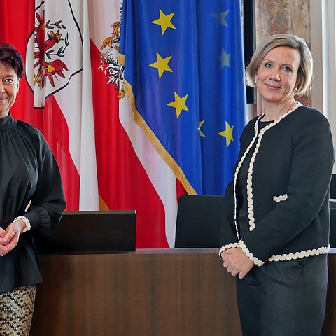 LTPin Sonja Ledl-Rossmann (li.) gratuliert der designierten Landesvolksanwältin Doris Winkler-Hofer zur heutigen Wahl.