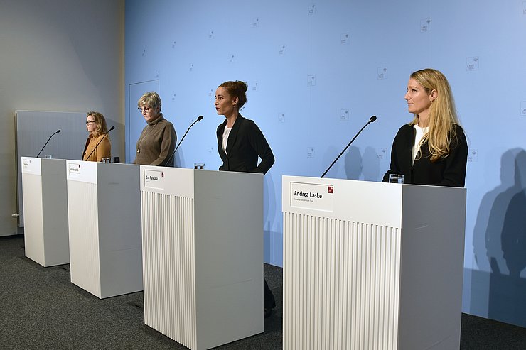 alle vier Teilnehmerinnen am Rednerpult