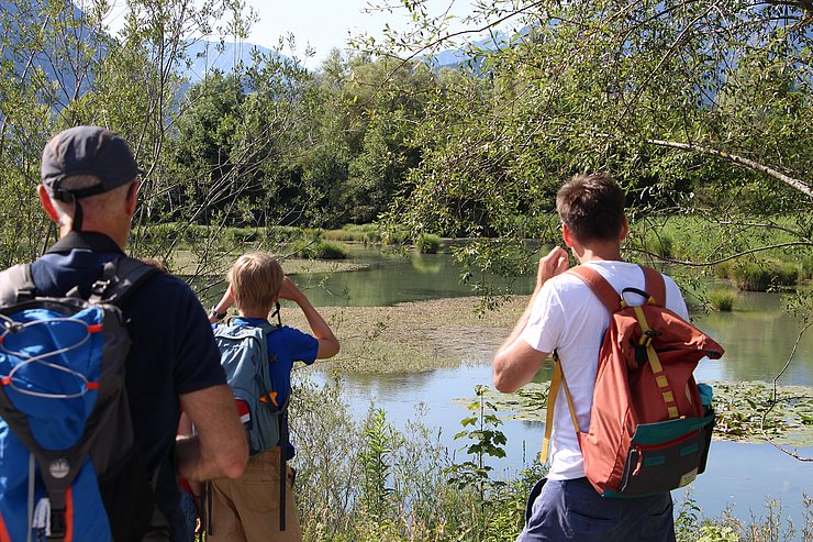 © Daniel Mayr Familie blickt auf den Fluss