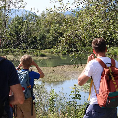 Familie blickt auf den Fluss 