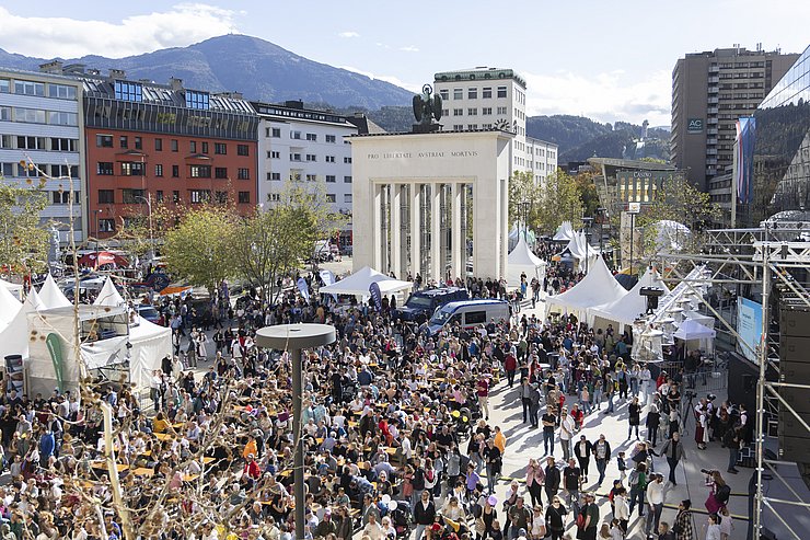 Blick auf den Landhausplatz von oben, wo viele Menschen sind.