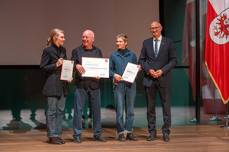 LH Anton Mattle überreichte Christoph Hinterhuber (2. v. r.) den Hauptpreis für Zeitgenössische Kunst, Magdalena Frauenberg (1. v. l.), Juri Velt und Lukas Posch (nicht im Bild) erhielten die Förderpreise.