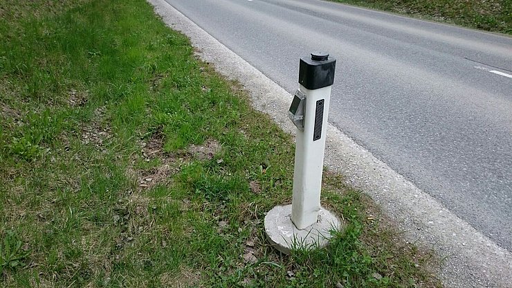 © Tiroler Jägerverband Straßenbegrenzung/Leitpflock mit Wildwarngerät