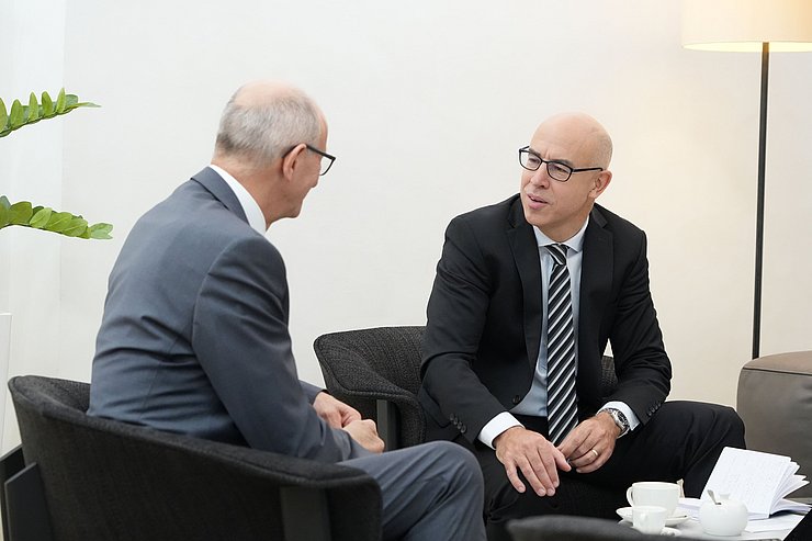 © Land Tirol/Reiter Professor Gabriel Felbermayr analysierte das Tirols Doppelbudget 2026/2027 und betont: Das Land Tirol ist ein Land, das seine haushaltspolitischen Hausaufgaben gut macht.