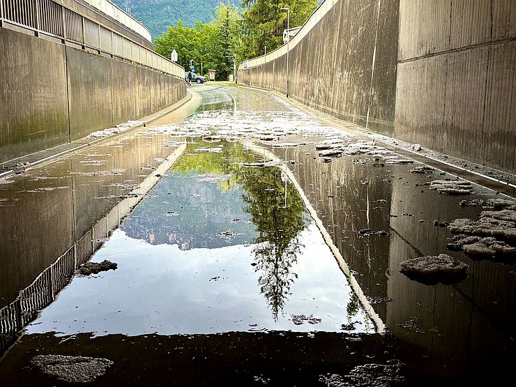 Unterführung voller Wasser