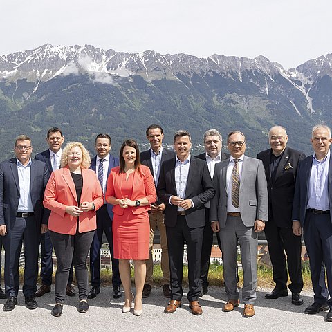 Gruppenfoto, im Hintergrund Nordkette