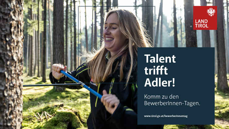 Eine junge Frau platziert ein Messgerät an einem Baum.