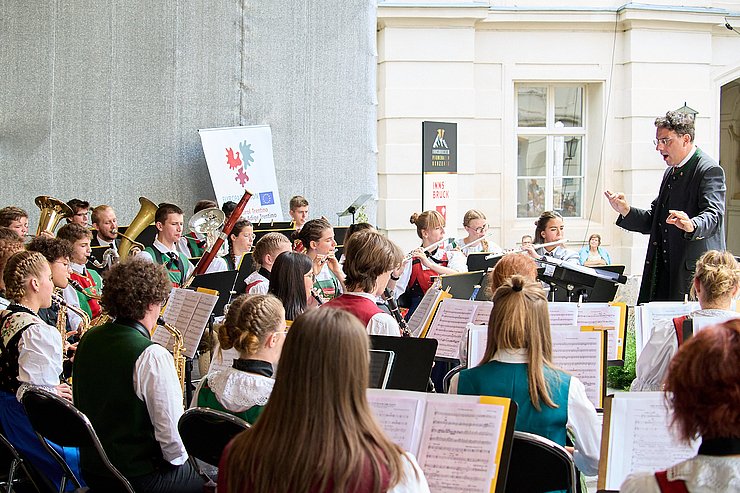 © Wolfgang Alberty Promenadenkonzert in Innsbruck mit Orchester und Dirigent