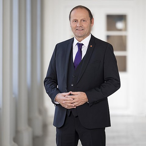 LHStv Josef Geisler steht in einem Gang des Landhauses in Innsbruck.