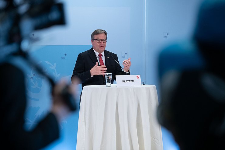 © Land Tirol/G.Berger LH Platter: „Die Durchimpfung der europäischen Modellregion Schwaz ist heute in der Früh erfolgreich angelaufen. Es ist sehr erfreulich, dass so viele Menschen im Bezirk der Impfeinladung gefolgt sind. Die hohe Impfbereitschaft macht mich als Landeshauptmann dankbar und hilft uns dabei, die südafrikanische Virus-Mutation gezielt zu bekämpfen.“