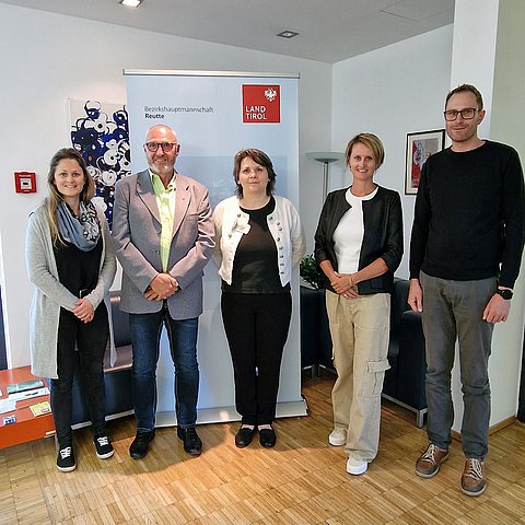 Gruppenfoto in der Bezirkshauptmannschaft Reutte von Katharina Specht, Sieghard Wachter, Christine Tschol, Katharina Rumpf und Christoph Fringer
