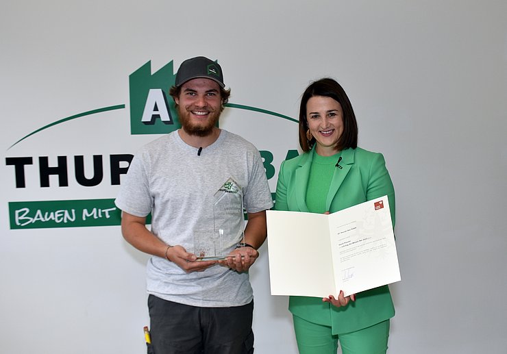 Arbeits- und Jugendlandesrätin Astrid Mair gratulierte David Pfausler zum "Lehrling des Monats Mai 2023" in seinem Betrieb in Imst.