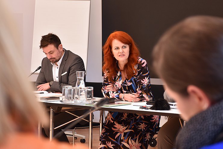 LRin Hagele sitzt am Tisch bei Besprechung