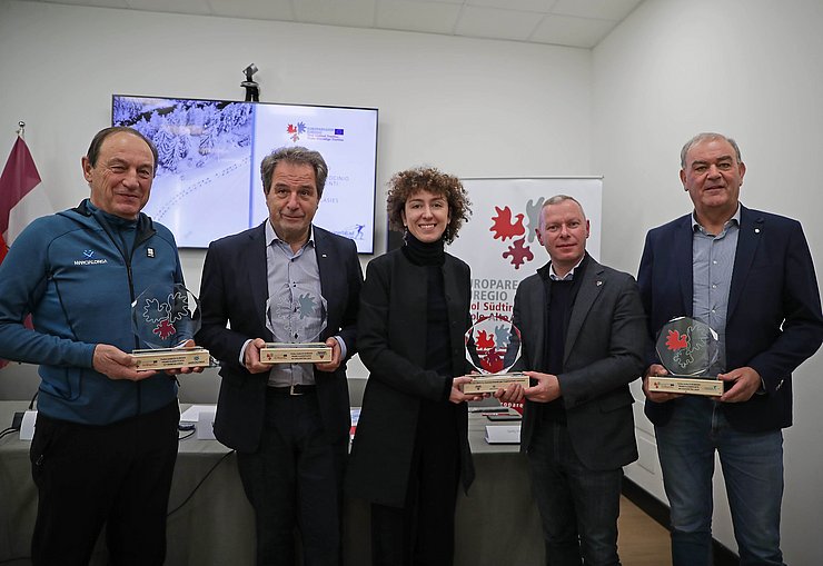 Gruppenfoto der Personen nebeneinanderstehend, halten Trophäe ("Euregio Under23Trophy" - eine gläserne Scheibe mit dem Euregio Symbol in der Mitte) in den Händen"