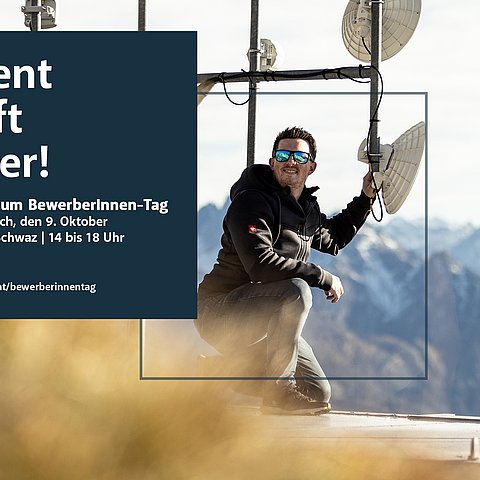 Ein Mann mit Sonnenbrille kniet vor einem Sendemasten auf einem Berg.