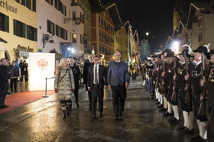 Landesüblicher Empfang - Abschreiten der Front mit LH Anton Mattle, BM Martin Polaschek, ÖSV-Präsidentin Roswitha Stadlober, K.S.C.-Präsident Michael Huber und Bürgermeister Klaus Winkler. 