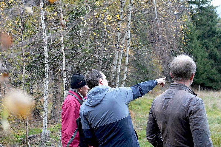Zwei Männer im Gespräch 