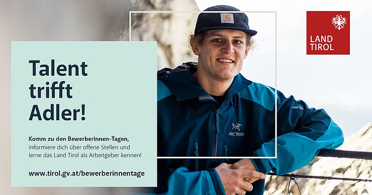 Auf dem Bild ist ein Plakat mit der Aufschrift "Talent trifft Adler". Im Hintergrund ist ein junger Mann in einer blauen Jacke zu sehen.