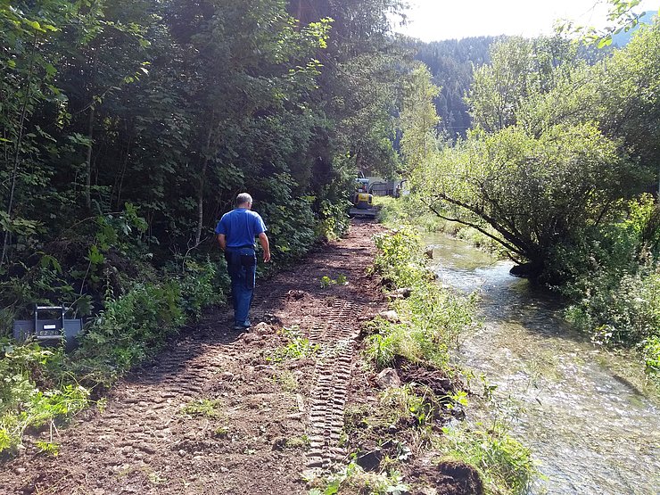 Eine provisorische Baustraße wurde neben dem Bachbett angelegt. Diese wurde nach Abschluss der Grabungsarbeiten wieder zurückgebaut – August 2018.