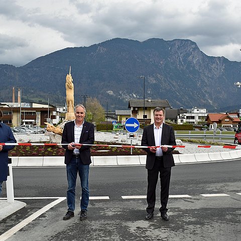 von li.: Übergaben den Kreisverkehr in Kundl offiziell seiner Bestimmung: Eduard Fröschl für die ausführende Baufirma, Erwin Obermaier als Leiter des Baubezirksamts Kufstein, Bgm Anton Hoflacher und Christian Molzer, Vorstand der Abt. Verkehr und Straße.