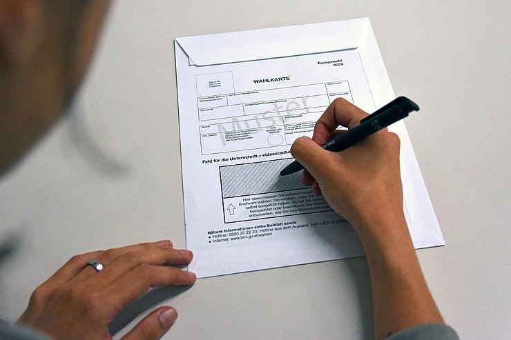 Person füllt Wahlkarte aus