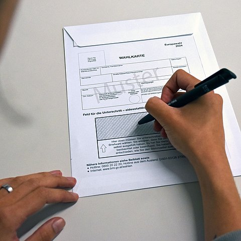 Person füllt Wahlkarte aus
