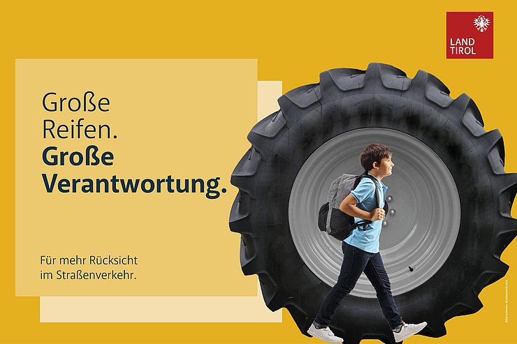 © Land Tirol Plakat der Kamapgne; Schulkind im Größenverhältnis zu einem Traktorreifen