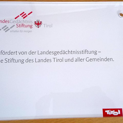 Hinweistafel "Gefördert von der Landesgedächtnisstiftung"