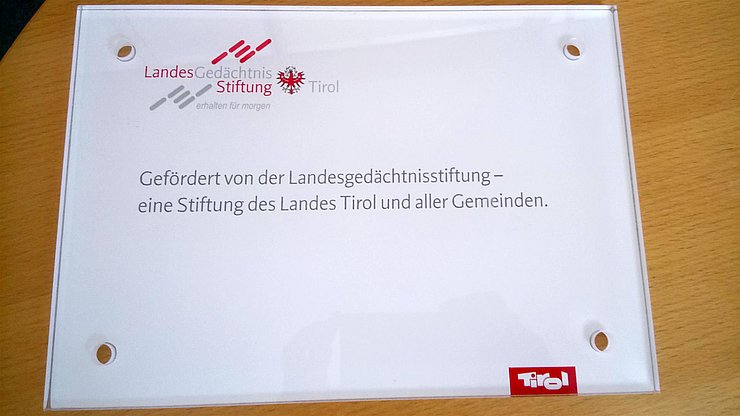 Hinweistafel "Gefördert von der Landesgedächtnisstiftung"